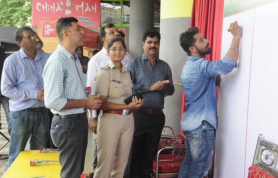 ಮಣಿಪಾಲ ಕೆನರಾ ಮಾಲ್ನಲ್ಲಿ ಶನಿವಾರ ಆಯೋಜಿಸಲಾದ ಸೆಲ್ಫಿ ವಿದ್ ಸಹಿ ಅಭಿಯಾನಕ್ಕೆ ತುಳು ಹಾಗೂ ಕನ್ನಡ ಚಿತ್ರನಟ ಪೃಥ್ವಿ ಅಂಬರ್ ಸಹಿ ಹಾಕುವ ಮೂಲಕ ಚಾಲನೆ ನೀಡಿದರು.ಪ್ರಜಾವಾಣಿ ಚಿತ್ರ