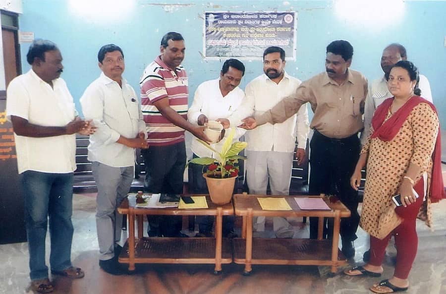 ರಾಯಚೂರಿನಲ್ಲಿ ಈಚೆಗೆ ಆಯೋಜಿಸಿದ್ದ ವಿಭಾಗ ಮಟ್ಟದ ಕಾರ್ಯಕರ್ತರ ಅಧ್ಯಯನ ಶಿಬಿರದ ಉದ್ಘಾಟನೆ ಕಾರ್ಯಕ್ರಮದಲ್ಲಿ ಸ್ಲಂ ಜನಾಂದೋಲನ ಕರ್ನಾಟಕ ರಾಜ್ಯ ಸಂಚಾಲಕ ಎ.ನರಸಿಂಹಮೂರ್ತಿ ಸಸಿಗೆ ನೀರೆರೆದರು