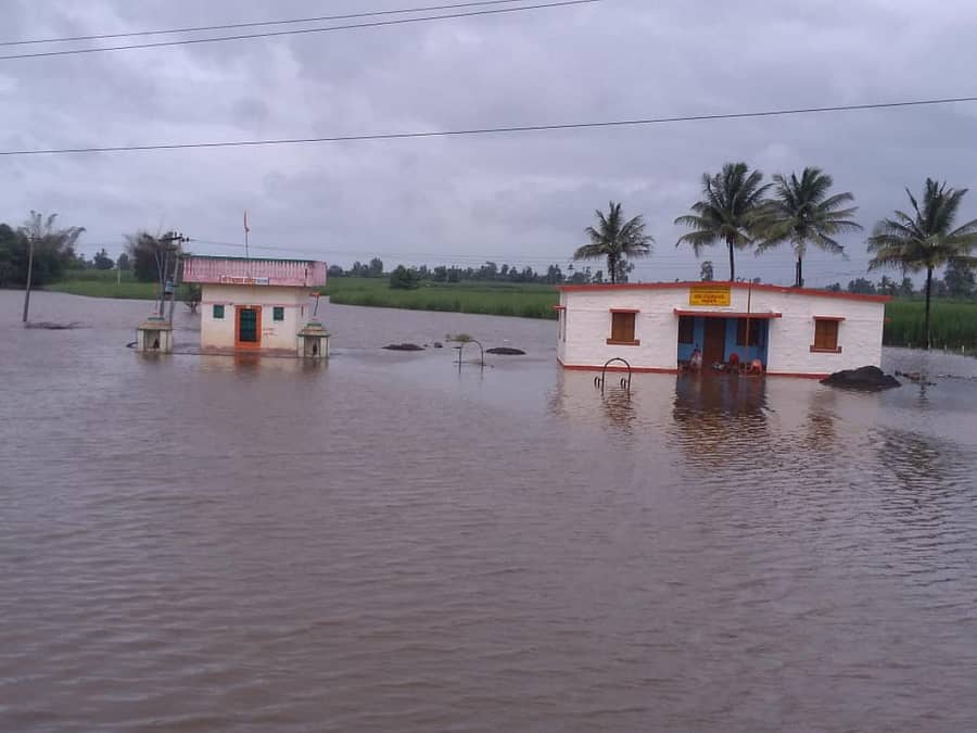 ದೂಧ್ಗಂಗಾ ನದಿ ನೀರಿನಲ್ಲಿ ಮುಳುಗಡೆಯಾಗಿರುವ ಚಿಕ್ಕೋಡಿ ಸಮೀಪದ ಕಾರದಗಾ ಗ್ರಾಮದ ಪಶು ಚಿಕಿತ್ಸಾಲಯ