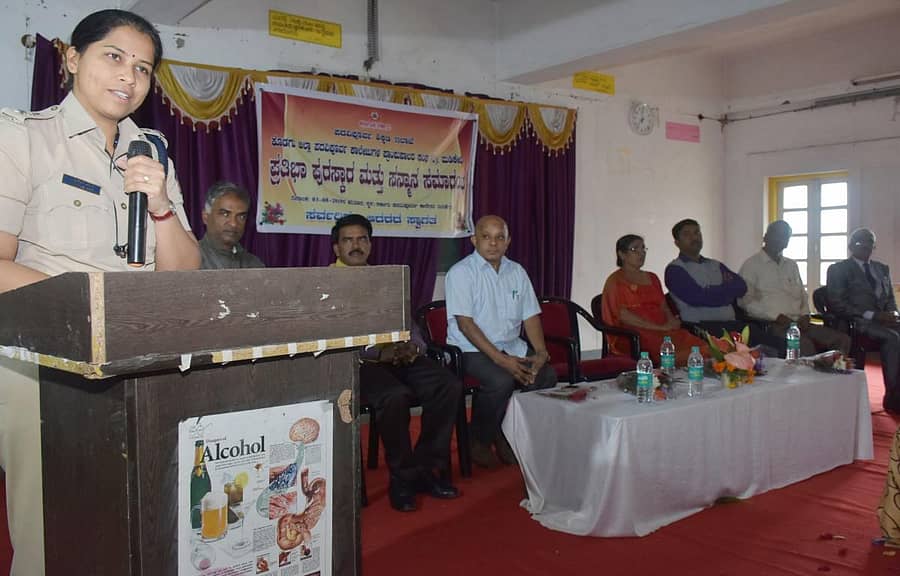 ಮಡಿಕೇರಿಯಲ್ಲಿ ಶನಿವಾರ ನಡೆದ ಪ್ರತಿಭಾ ಪುರಸ್ಕಾರ ಸಮಾರಂಭದಲ್ಲಿ ಜಿಲ್ಲಾ ಪೊಲೀಸ್‌ ವರಿಷ್ಠಾಧಿಕಾರಿ ಸುಮನ್‌ ಡಿ. ಪೆನ್ನೇಕರ್‌ ಮಾತನಾಡಿದರು