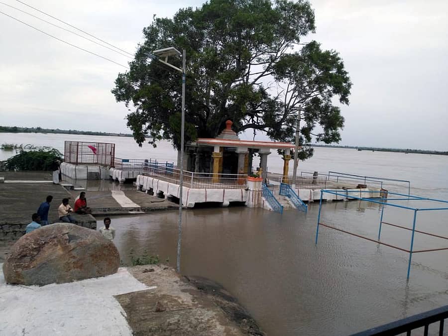 ರಾಯಚೂರು ಜಿಲ್ಲೆ ದೇವದುರ್ಗ ತಾಲ್ಲೂಕಿನ ಸುಕ್ಷೇತ್ರ ಕೊಪ್ಪರದ ಲಕ್ಷ್ಮಿ ನರಸಿಂಹ ದೇವಸ್ಥಾನವು ನೀರಿನಿಂದ ಆವರಿಸಿಕೊಂಡಿದೆ