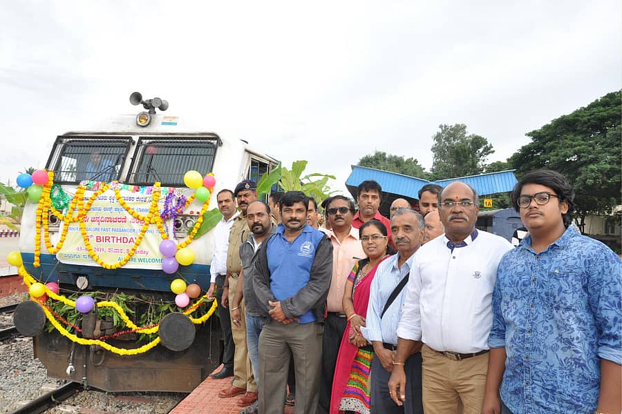 ರೈಲು ‘ಬರ್ತ್ ಡೇ’ಯಲ್ಲಿ ಭಾಗವಹಿಸಿದ್ದ ರೈಲು ಪ್ರಯಾಣಿಕರ ವೇದಿಕೆಯ ಸದಸ್ಯರು