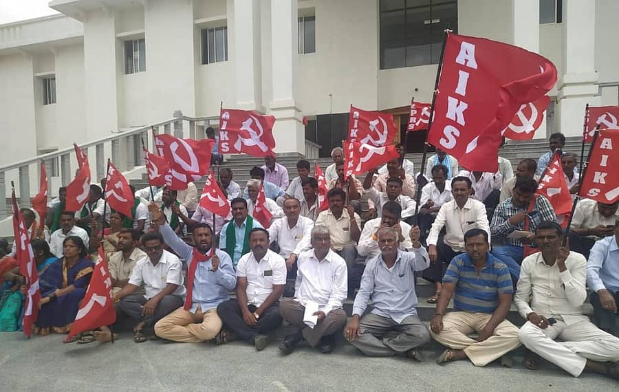 ಕೃಷಿ ಉತ್ಪನ್ನಗಳಿಗೆ ಖಾತ್ರಿಯುಕ್ತ ಲಾಭದಾಯಕ ಬೆಲೆ ಹಕ್ಕು ಹಾಗೂ ರೈತರ ಸಾಲ ಮುಕ್ತಿ ಮಸೂದೆ- ಜಾರಿಗೆ ಒತ್ತಾಯಿಸಿ ಕೆಪಿಆರ್ಎಸ್ ಸದಸ್ಯರು ಕೋಲಾರ ಜಿಲ್ಲಾಡಳಿತ ಭವನದ ಎದುರು ಶನಿವಾರ ಧರಣಿ ನಡೆಸಿದರು.