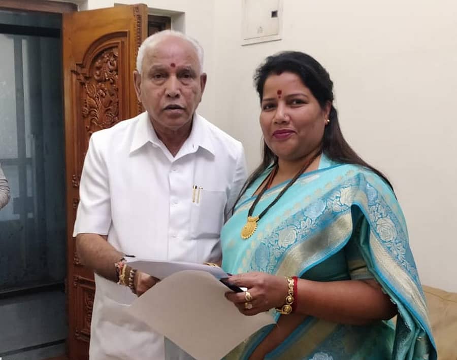 ಮುಖ್ಯಮಂತ್ರಿ ಯಡಿಯೂರಪ್ಪ ಅವರನ್ನು ಶಾಸಕಿ ರೂಪಾಲಿ ನಾಯ್ಕ ಬೆಂಗಳೂರಿನಲ್ಲಿ ಶನಿವಾರ ಭೇಟಿ ಮಾಡಿದರು