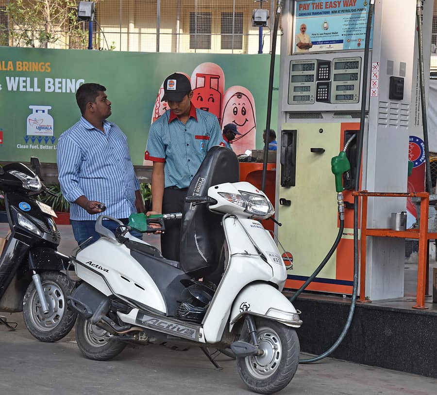 ರಾಜಾರಾಮ್ ಮೋಹನ್ ರಾಯ್ ರಸ್ತೆಯಲ್ಲಿರುವ ಪೆಟ್ರೋಲ್ ಬಂಕ್