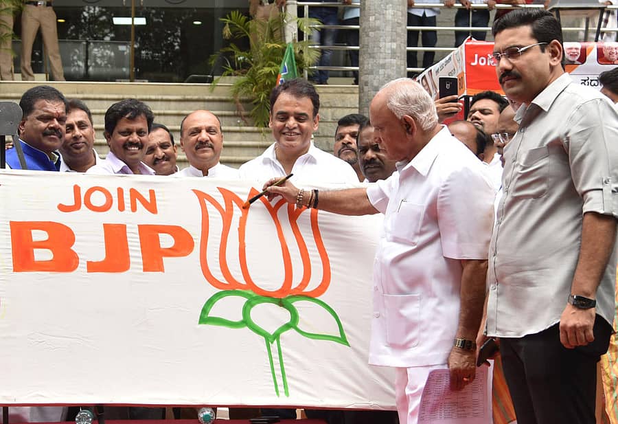 ಬೆಂಗಳೂರಿನಲ್ಲಿ ಶನಿವಾರ ಮುಖ್ಯಮಂತ್ರಿ ಬಿ.ಎಸ್‌.ಯಡಿಯೂರಪ್ಪ ಅವರು ಬಿಜೆಪಿಯ ಸದಸ್ಯತ್ವ ಅಭಿಯಾನಕ್ಕೆ ಚಾಲನೆ ನೀಡಿದರು. ಶಾಸಕರಾದ ಎಸ್‌.ಆರ್‌.ವಿಶ್ವನಾಥ್‌, ಅಶ್ವತ್ಥನಾರಾಯಣ, ಪಕ್ಷದ ರಾಜ್ಯ ಪ್ರಧಾನ ಕಾರ್ಯದರ್ಶಿ ಎನ್‌.ರವಿಕುಮಾರ್‌, ಯುವ ಮೋರ್ಚಾ ಪ್ರಧಾನ ಕಾರ್ಯದರ್ಶಿ ಬಿ.ವೈ.ವಿಜಯೇಂದ್ರ ಇದ್ದರು.  ಪ್ರಜಾವಾಣಿ ಚಿತ್ರ
