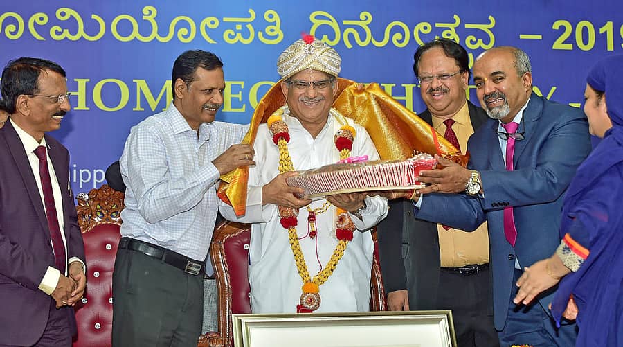 ಧರ್ಮಸ್ಥಳದ ಧರ್ಮಾಧಿಕಾರಿ ಡಿ. ವೀರೇಂದ್ರ ಹೆಗ್ಗಡೆ ಅವರನ್ನು ಸನ್ಮಾನಿಸಿ ಗೌರವಿಸಲಾಯಿತು. ಕರ್ನಾಟಕ ಹೋಮಿಯೋಪಥಿ ಮಂಡಳಿಯ ಅಧ್ಯಕ್ಷ ಡಾ.ಬಿ.ಟಿ. ರುದ್ರೇಶ್, ರಾಜೀವ್ ಗಾಂಧಿ ಆರೋಗ್ಯ ವಿಜ್ಞಾನಗಳ ವಿಶ್ವವಿದ್ಯಾಲಯದ ಕುಲಸಚಿವ ಶಿವಾನಂದ ಕಾಪಸಿ, ಕುಲಪತಿ ಡಾ.ಎಸ್. ಸಚ್ಚಿದಾನಂದ ಮತ್ತು ಮೌಲ್ಯಮಾಪನ ಕುಲಸಚಿವ ಡಾ.ಕೆ.ಬಿ. ಲಿಂಗೇಗೌಡ ಇದ್ದರು