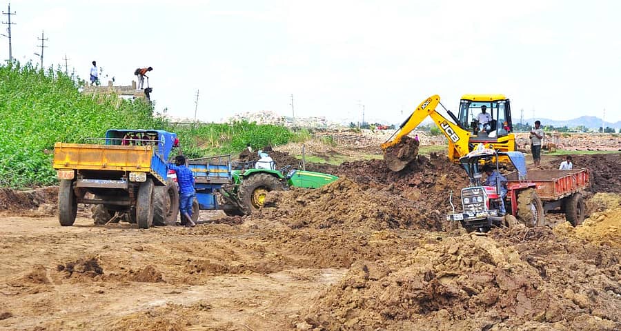 ಸಮಪರ್ಕವಾಗಿ ಮಳೆಯಾಗದ ಕಾರಣ ಹೊಸಪೇಟೆ ತಾಲ್ಲೂಕಿನ ಕಮಲಾಪುರ ಕೆರೆ ಮಳೆಗಾಲದಲ್ಲೆ ತಳ ಕಂಡಿದ್ದು, ರೈತರು ಅದರೊಳಗಿನ ಹೂಳು ತೆಗೆದುಕೊಂಡು ಹೋಗುತ್ತಿದ್ದಾರೆ–ಪ್ರಜಾವಾಣಿ ಚಿತ್ರ