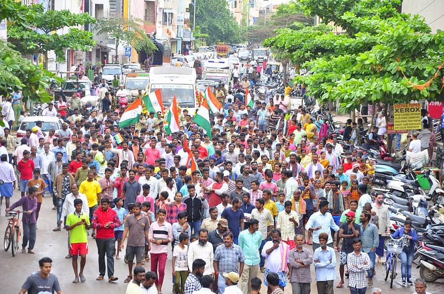 ಹುತಾತ್ಮ ಯೋಧ ವರದ ಲೇಪಾಕ್ಷಿ ಅವರ ಅಂತ್ಯಸಂಸ್ಕಾರಕ್ಕೂ ಮುನ್ನ ಭಾನುವಾರ ಹೊಸಪೇಟೆಯಲ್ಲಿ ನಡೆದ ಮೆರವಣಿಗೆಯಲ್ಲಿ ನೂರಾರು ಜನ ಪಾಲ್ಗೊಂಡಿದ್ದರು