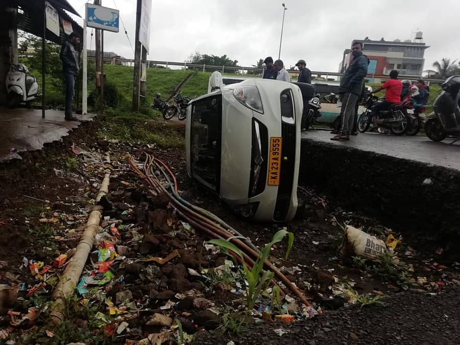 ಬೆಳಗಾವಿಯ ಅಶೋಕನಗರದಲ್ಲಿ ರಸ್ತೆಬದಿಯ ಗುಂಡಿಗೆ ಕಾರು ಬಿದ್ದಿದ್ದ ದೃಶ್ಯ