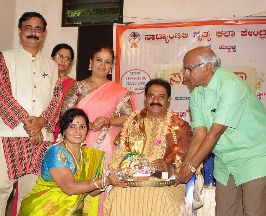 ಹುಬ್ಬಳ್ಳಿಯಲ್ಲಿ ಭಾನುವಾರ ನಾಟ್ಯಾಂಜಲಿ ನೃತ್ಯ ಕಲಾಕೇಂದ್ರದ ವತಿಯಿಂದ ಡಾ. ಕೆ.ಕುಮಾರ್ ಅವರನ್ನು ಸನ್ಮಾನಿಸಲಾಯಿತು