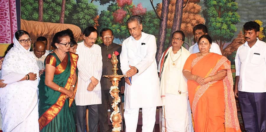 ಹುಬ್ಬಳ್ಳಿಯಲ್ಲಿ ಭಾನುವಾರ ವಿಧಾನ ಪರಿಷತ್‌ ಸದಸ್ಯ ಬಸವರಾಜ ಹೊರಟ್ಟಿ ಅವರು ಕರ್ನಾಟಕ ರಾಜ್ಯ ವೃತ್ತಿ ರಂಗಭೂಮಿ ಮಾಲೀಕರ ಸಂಘದ ಸಾಂಸ್ಕೃತಿಕ ಕಾರ್ಯ ಚಟುವಟಿಕೆಗಳಿಗೆ ಚಾಲನೆ ನೀಡಿದರು