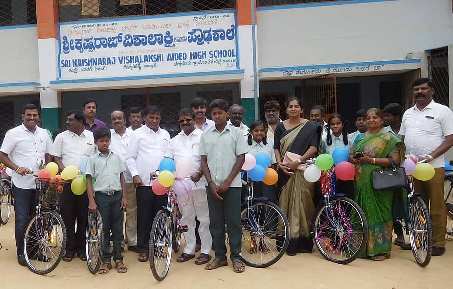 ಸೈಕಲ್ ವಿತರಣೆ ಕಾರ್ಯಕ್ರಮದಲ್ಲಿ ಶಾಸಕ ನಿಸರ್ಗ ನಾರಾಯಣಸ್ವಾಮಿ, ಶಿಕ್ಷಕರು, ಗಣ್ಯರು ಇದ್ದರು