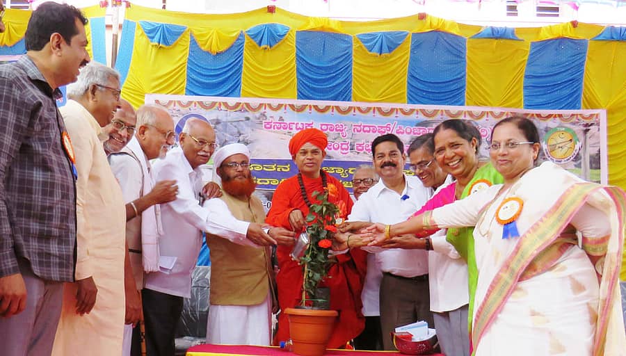 ಚಿತ್ರದುರ್ಗ ತಾಲ್ಲೂಕಿನ ಸೀಬಾರದಲ್ಲಿ ಭಾನುವಾರ ಏರ್ಪಡಿಸಿದ್ದ ಕರ್ನಾಟಕ ರಾಜ್ಯ ನದಾಫ್, ಪಿಂಜಾರ ಸಂಘದ ಪದಗ್ರಹಣ ಸಮಾರಂಭವನ್ನು ಮುರುಘಾಮಠದ ಶಿವಮೂರ್ತಿ ಶರಣರು ಉದ್ಘಾಟಿಸಿದರು.