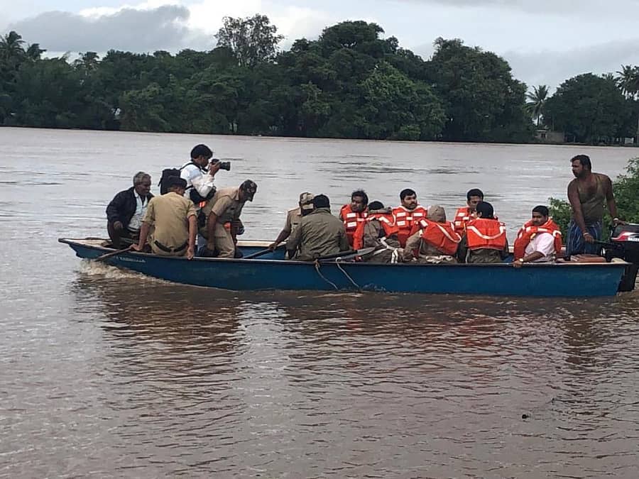 ಜಿಲ್ಲಾಧಿಕಾರಿ ಆರ್.ರಾಮಚಂದ್ರನ್ ನೇತೃತ್ವದ ಅಧಿಕಾರಿಗಳ ತಂಡ ಭಾನುವಾರ ಜಮಖಂಡಿ ತಾಲ್ಲೂಕು ಮುತ್ತೂರು ನಡುಗಡ್ಡೆಗೆ ಬೋಟ್ನಲ್ಲಿ ಪ್ರಯಾಣಿಸಿತು
