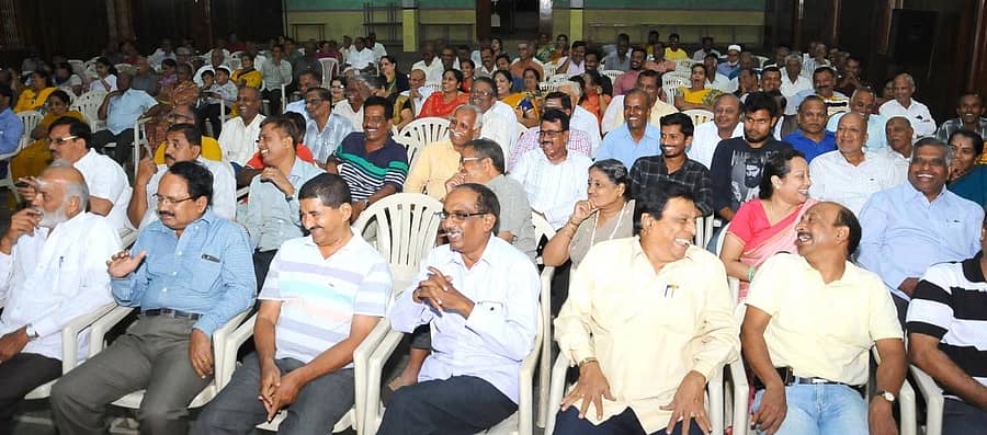 ಕಲಾವಿದರು ಹೇಳಿದ ಪ್ರಸಂಗಗಳನ್ನು ಕೇಳಿ ಸಭಿಕರು ನಕ್ಕರು