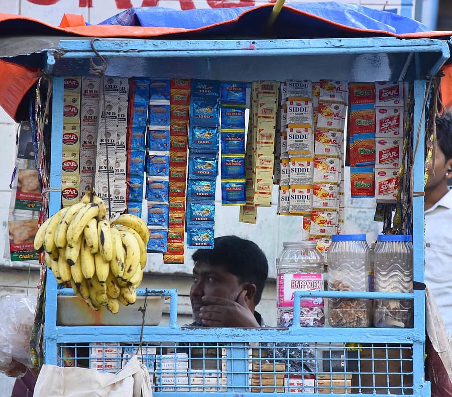 ಹುಬ್ಬಳ್ಳಿಯ ಗೂಡು ಅಂಗಡಿಯೊಂದರಲ್ಲಿ ಕಾನೂನು ಬಾಹಿರವಾಗಿ ಗುಟ್ಕಾ ಪ್ಯಾಕೆಟ್ ತೂಗು ಹಾಕಿರುವ ದೃಶ್ಯ