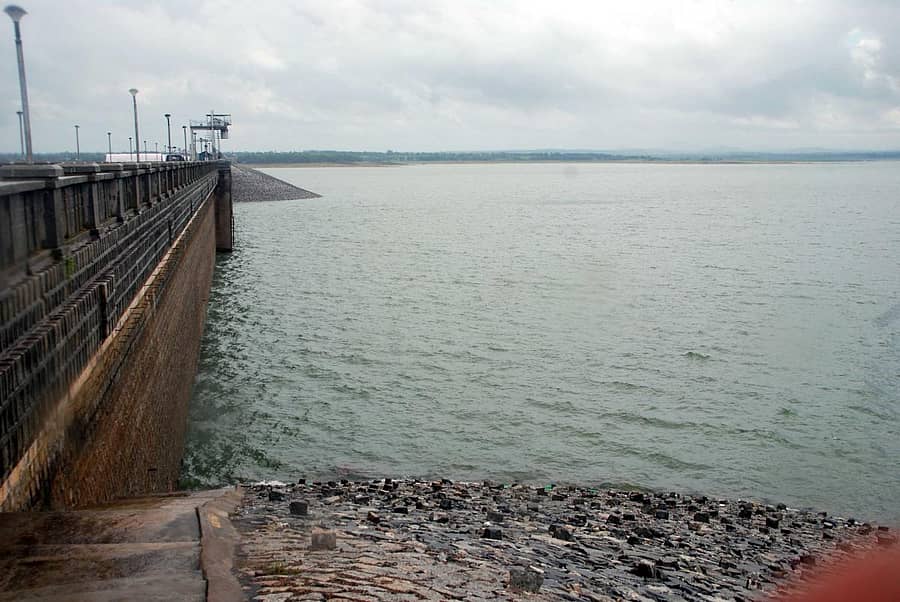 ಗೊರೂರಿನ ಹೇಮಾವತಿ ಜಲಾಶಯದ ನೋಟ. (ಎಡಚಿತ್ರ) ಜಲಾಶಯದಿಂದ ನದಿಗೆ ನೀರು ಬಿಡಲಾಗಿದೆ ಪ್ರಜಾವಾಣಿಚಿತ್ರ‌‌: ಅತಿಖ್‌ ಉರ್‌ ರೆಹಮಾನ್‌