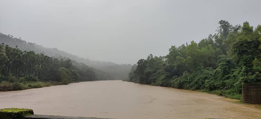ಕಳಸದಲ್ಲಿ ಭದ್ರಾ ನದಿ ಸೋಮವಾರ ತುಂಬಿ ಹರಿಯುತ್ತಿರುವುದು