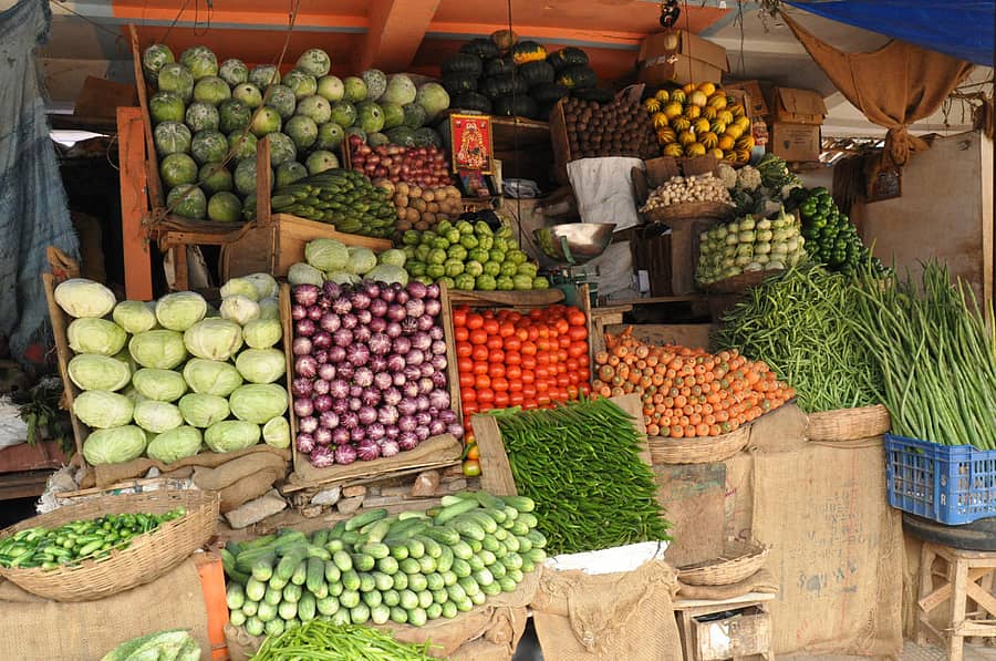 ಮಾರಾಟಕ್ಕೆ ಸಿದ್ದಗೊಂಡಿರುವ ತರಕಾರಿ ಸಾಲು