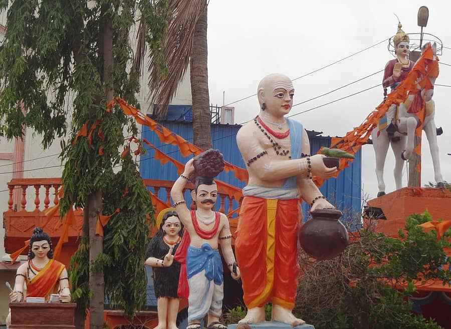 ಔರಾದ್ ತಾಲ್ಲೂಕಿನ ವಡಗಾಂವ್ ಬಸವ ಮಂಟಪದ ಸುತ್ತಲೂ ಇರುವ ಶರಣರ ಪ್ರತಿಮೆಗಳು