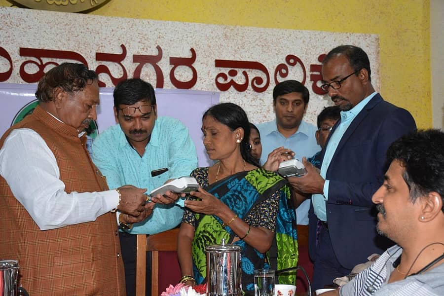 ಶಿವಮೊಗ್ಗ ನಗರ ಪಾಲಿಕೆಯಲ್ಲಿ ಸೋಮವಾರ ಆಸ್ತಿ ತೆರಿಗೆ ಪಾವತಿಯ ಡಿಜಿಟಲ್ ಯಂತ್ರಗಳನ್ನು ಶಾಸಕ ಕೆ.ಎಸ್.ಈಶ್ವರಪ್ಪ ಬಿಡುಗಡೆ ಮಾಡಿದರು.