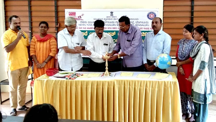 ವಿಜಯಪುರದ ಬಾಲಕಿಯರ ಸರ್ಕಾರಿ ಪ್ರೌಢಶಾಲೆಯ ಆವರಣದಲ್ಲಿ ನೆಹರು ಯುವ ಕೇಂದ್ರ ಬೆಂಗಳೂರು ಗ್ರಾಮಾಂತರ ಜಿಲ್ಲೆಯ ವತಿಯಿಂದ ಆಯೋಜಿಸಿದ್ದ ನೆರೆಹೊರೆ ಯುವ ಸಂಸತ್ತು 2019 ಕಾರ್ಯಕ್ರಮವನ್ನು ಸರ್ಕಾರಿ ಬಾಲಕಿಯರ ಪ್ರೌಢಶಾಲೆಯ ಮುಖ್ಯಶಿಕ್ಷಕ ಕೃಷ್ಣಮೂರ್ತಿ ಉದ್ಘಾಟಿಸಿದರು