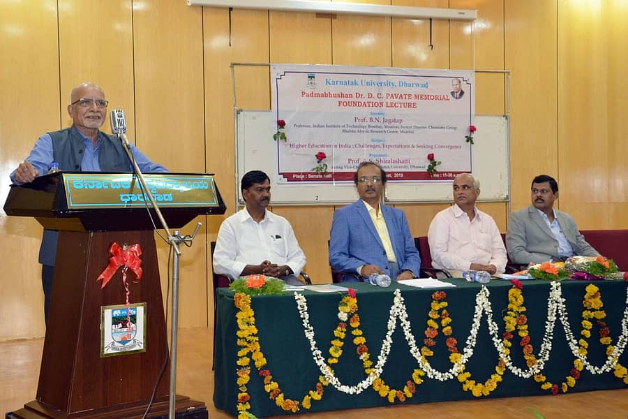 ಧಾರವಾಡದ ಕರ್ನಾಟಕ ವಿಶ್ವವಿದ್ಯಾಲಯದ ಸೆನೆಟ್ ಸಭಾಂಗಣದಲ್ಲಿ ಸೋಮವಾರ ಆಯೋಜಿಸಿದ್ದ ಉಪನ್ಯಾಸ ಕಾರ್ಯಕ್ರಮದಲ್ಲಿ ಡಾ. ಬಿ.ಎನ್.ಜಗತಾಪ ಮಾತನಾಡಿದರು. ಡಾ. ಹರಿಲಾಲ್ ಪವಾರ, ಪ್ರೊ. ಸಂಜೀವ ಇನಾಂದಾರ, ಪ್ರೊ. ಎ.ಎಸ್. ಶಿರಾಳಶೆಟ್ಟಿ, ಪ್ರೊ. ಹೊನ್ನು ಸಿದ್ದಾರ್ಥ ಇದ್ದಾರೆ.