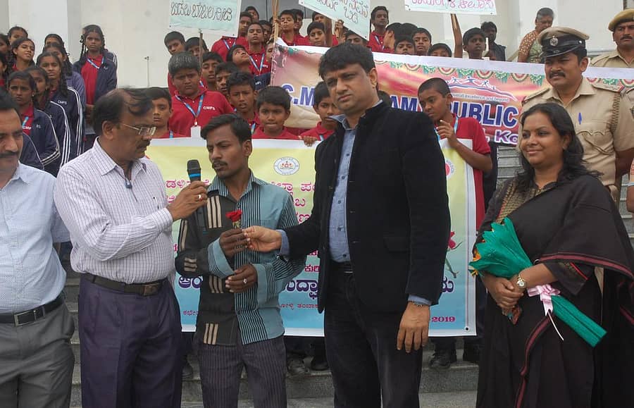 ಜಿಲ್ಲಾಡಳಿತವು ಕೋಲಾರದಲ್ಲಿ ಸೋಮವಾರ ಹಮ್ಮಿಕೊಂಡಿದ್ದ ಜನಜಾಗೃತಿ ಆಂದೋಲನದಲ್ಲಿ ತಂಬಾಕು ಸೇವನೆ ವ್ಯಸನಮುಕ್ತ ವ್ಯಕ್ತಿಗೆ ಜಿಲ್ಲಾಧಿಕಾರಿ ಜೆ.ಮಂಜುನಾಥ್ ಗುಲಾಬಿ ಹೂವು ನೀಡಿ ಶುಭ ಕೋರಿದರು.