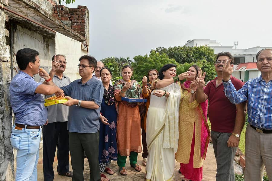 ಕಾಶ್ಮೀರಿ ಪಂಡಿತ ಸಮುದಾಯದವರು ಲಖನೌದಲ್ಲಿ ಸೋಮವಾರ ಸಿಹಿ ಹಂಚಿ ಸಂಭ್ರಮಿಸಿದರು–ಪಿಟಿಐ ಚಿತ್ರ