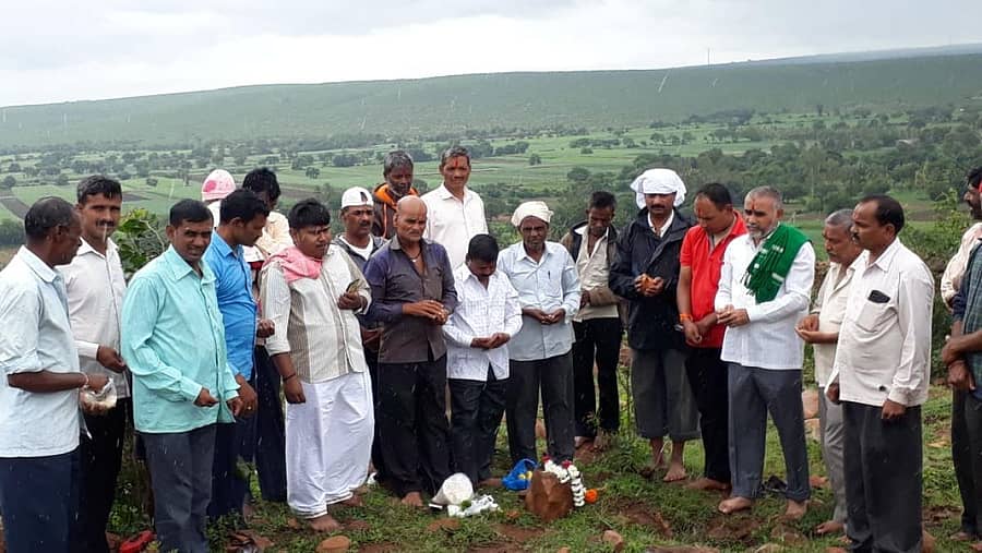 ಬೆಳಗಾವಿ ತಾಲ್ಲೂಕಿನ ಹುದಲಿ ಗ್ರಾಮದ ಗುಡ್ಡದ ಮೇಲಿನ ನಿರ್ವಾಣೇಶ್ವರ ದೇವಸ್ಥಾನದ ಬಳಿ ಬಯಲು ರಂಗಮಂದಿರ ನಿರ್ಮಾಣಕ್ಕೆ ನಿರ್ವಾಣೇಶ್ವರ ಗೆಳೆಯರ ಬಳಗದವರು ಸೋಮವಾರ ಪೂಜೆ ಸಲ್ಲಿಸಿದರು
