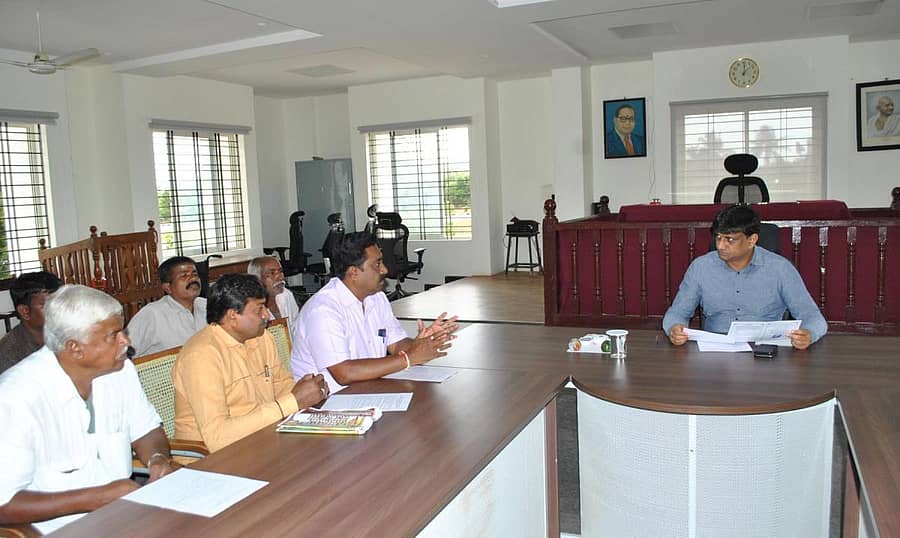 ದೇವರಾಜ ಅರಸು ಜನ್ಮ ದಿನಾಚರಣೆ ಸಂಬಂಧ ಜಿಲ್ಲಾಧಿಕಾರಿ ಜೆ.ಮಂಜುನಾಥ್ ಕೋಲಾರದಲ್ಲಿ ಸೋಮವಾರ ಹಿಂದುಳಿದ ವರ್ಗಗಳ ಮುಖಂಡರು ಹಾಗೂ ಅಧಿಕಾರಿಗಳ ಜತೆ ಸಭೆ ನಡೆಸಿದರು.