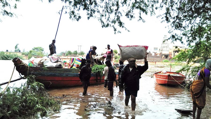 ಬೆಳಗಾವಿ ಜಿಲ್ಲೆಯ ಚಿಕ್ಕೋಡಿ ತಾಲ್ಲೂಕಿನ ದೇಸಾಯಿ ಇಂಗಳಿಯ ದಂಡೆಗೆ ಜನರನ್ನು ಸುರಕ್ಷಿತವಾಗಿ ಸಾಗಿಸಲಾಯಿತು.