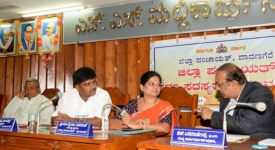 ದಾವಣಗೆರೆ ಜಿಲ್ಲಾ ಪಂಚಾಯಿತಿಯಲ್ಲಿ ಸೋಮವಾರ ನಡೆದ ಸಾಮಾನ್ಯ ಸಭೆಯಲ್ಲಿ ಅಧ್ಯಕ್ಷೆ ಶೈಲಜಾ ಬಸವರಾಜ್ ಹಾಗೂ ಸಿಇಒ ಎಚ್. ಬಸವರಾಜೇಂದ್ರ ಚರ್ಚಿಸಿದರು. ಶಾಸಕ ಎಸ್.ಎ. ರವೀಂದ್ರನಾಥ, ಉಪಾಧ್ಯಕ್ಷ ಸುರೇಂದ್ರ ನಾಯ್ಕ ಇದ್ದಾರೆ.