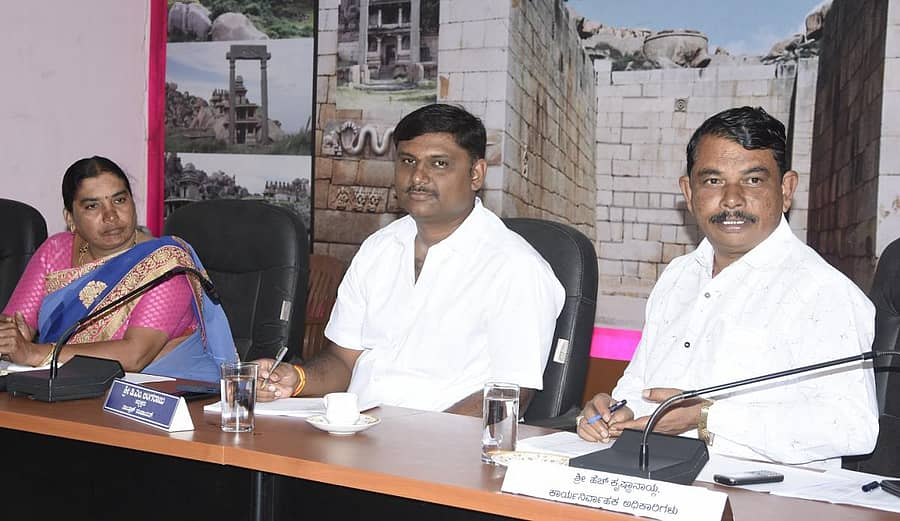 ಚಿತ್ರುದುರ್ಗ ತಾಲ್ಲೂಕು ಪಂಚಾಯಿತಿ ಪ್ರಗತಿ ಪರಿಶೀಲನಾ ಸಭೆಯಲ್ಲಿ ಮುಖ್ಯ ಕಾರ್ಯನಿರ್ವಾಹಕ ಅಧಿಕಾರಿ ಕೃಷ್ಣಾ ನಾಯ್ಕ್ ಮಾತನಾಡಿದರು. ಉಪಾಧ್ಯಕ್ಷೆ ಸಿ.ಶಾಂತಮ್ಮ, ಅಧ್ಯಕ್ಷ ಡಿ.ಎಂ.ಲಿಂಗರಾಜು ಇದ್ದಾರೆ.