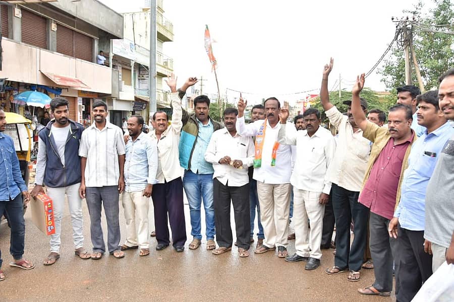 ನಗರದಲ್ಲಿ ಬಿಜೆಪಿ ಕಾರ್ಯಕರ್ತರು ವಿಜಯೋತ್ಸವ ಆಚರಿಸಿದರು.