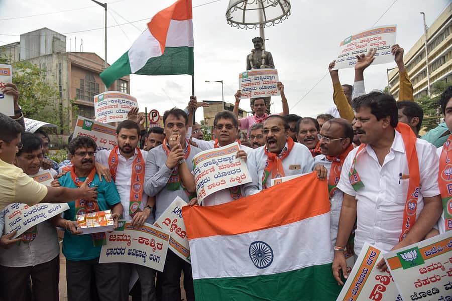 ಬಿಜೆಪಿ ಶಾಸಕ ಸಿ.ಎನ್. ಅಶ್ವತ್ಥನಾರಾಯಣ ನೇತೃತ್ವದಲ್ಲಿ ಮಲ್ಲೇಶ್ವರ ವೃತ್ತದಲ್ಲಿರುವ ಕುವೆಂಪು ಪ್ರತಿಮೆ ಎದುರು ವಿಜಯೋತ್ಸವ ನಡೆಯಿತು (ಎಡಚಿತ್ರ) 'ಟೀಂ ತೇಜಸ್ವಿ' ತಂಡದ ಸದಸ್ಯರು ಜಯನಗರದಲ್ಲಿ ಸಂಭ್ರಮಿಸಿದರು -–ಪ್ರಜಾವಾಣಿ ಚಿತ್ರಗಳು