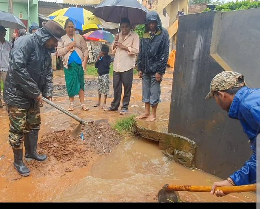 ಬೆಳಗಾವಿಯ ಕಪಿಲೇಶ್ವರ ಕಾಲೊನಿಯಲ್ಲಿ ಶಾಸಕ ಅಭಯ ಪಾಟೀಲ ಸಲಕಿ (ಪೌಡೆ) ಹಿಡಿದು ಚರಂಡಿ ಸ್ವಚ್ಛಗೊಳಿಸಿದರು