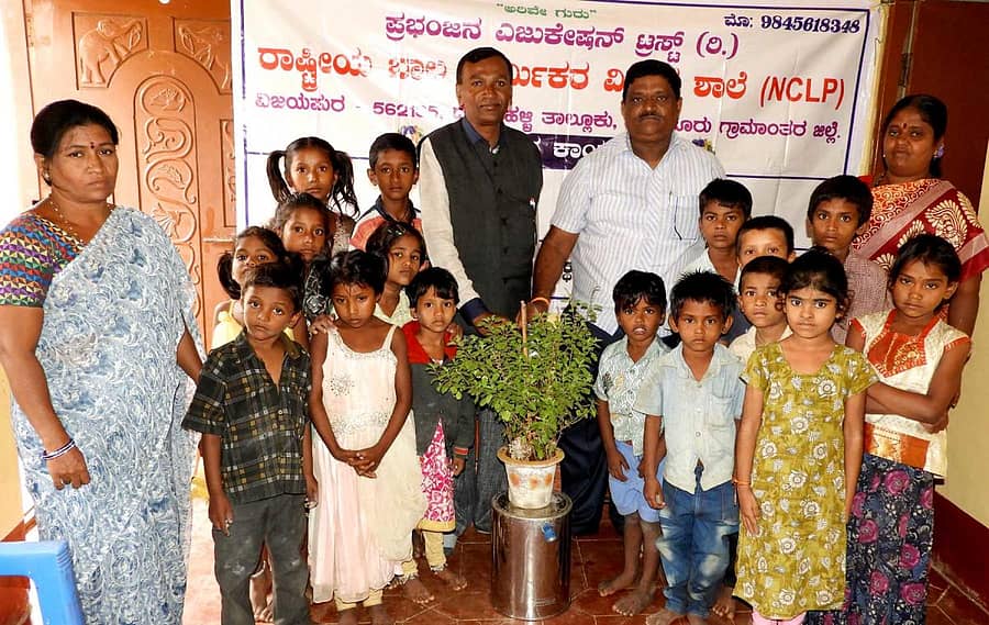 ವಿಜಯಪುರದ ರಾಷ್ಟ್ರೀಯ ಬಾಲಕಾರ್ಮಿಕರ ವಿಶೇಷ ಶಾಲೆಯಲ್ಲಿ ಆಯೋಜಿಸಿದ್ದ ಶಿಕ್ಷಣದ ಮಹತ್ವ ಕಾರ್ಯಕ್ರಮವನ್ನು ಸಿ.ಮುನಿಯಪ್ಪ ಉದ್ಘಾಟಿಸಿದರು