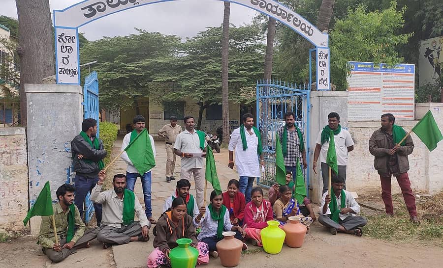 ನೀರಿನ ಸಮಸ್ಯೆ ಬಗೆಹರಿಸುವಂತೆ ಒತ್ತಾಯಿಸಿ ರಾಜ್ಯ ರೈತ ಸಂಘ ಮತ್ತು ಹಸಿರು ಸೇನೆ ಸದಸ್ಯರು ಕೋಲಾರದಲ್ಲಿ ಮಂಗಳವಾರ ತಾಲ್ಲೂಕು ಪಂಚಾಯಿತಿ ಎದುರು ಖಾಲಿ ಬಿಂದಿಗೆಗಳೊಂದಿಗೆ ಧರಣಿ ನಡೆಸಿದರು.