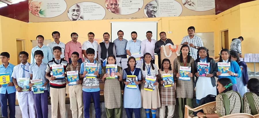 ಮಾಗಡಿ ತಾಲ್ಲೂಕಿನ ಕುದೂರಿನಲ್ಲಿ ಎಸ್ಎಸ್ಎಲ್ಸಿ ವಿದ್ಯಾರ್ಥಿಗಳಿಗೆ ಉಚಿತ ನಕ್ಷೆ ಪುಸ್ತಕ ವಿತರಿಸಲಾಯಿತು