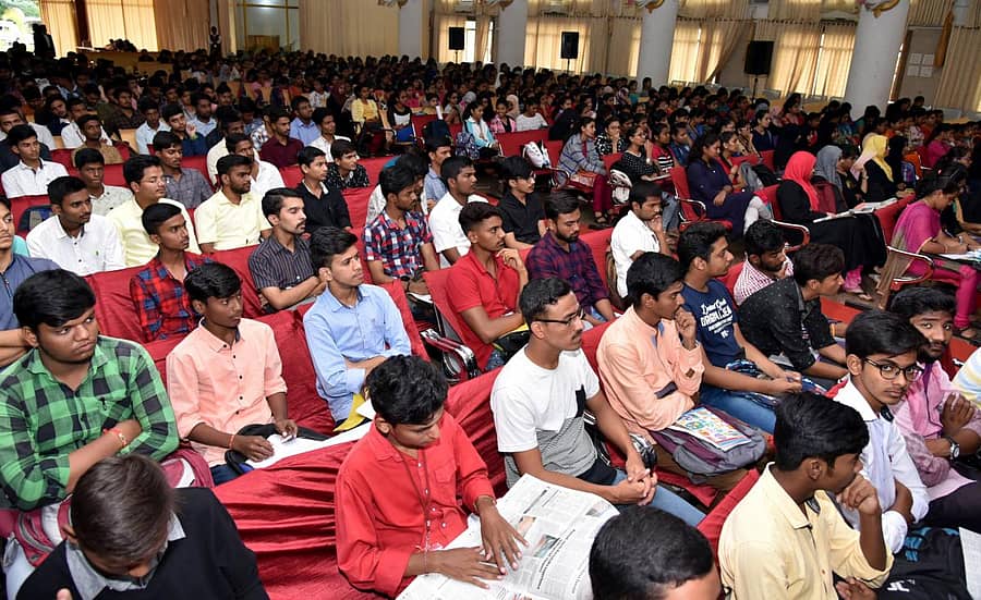 ಕಲಬುರ್ಗಿಯ ಶರಣಬಸವ ವಿ.ವಿ.ಯ ಶತಮಾನೋತ್ಸವ ಸಭಾಂಗಣದಲ್ಲಿ ಮಂಗಳವಾರ ಆಯೋಜಿಸಿದ್ದ ದೀಕ್ಷಾರಂಭ ಕಾರ್ಯಕ್ರಮದಲ್ಲಿ ಭಾಗವಹಿಸಿದ್ದ ವಿದ್ಯಾರ್ಥಿಗಳು