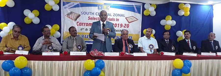 ರಾಯಚೂರಿನಲ್ಲಿ ಮಂಗಳವಾರ ಆಯೋಜಿಸಿದ್ದ ಎರಡು ದಿನಗಳ ಭಾರತೀಯ ಜೀವ ವಿಮಾ ನಿಗಮದ ವಲಯ ಮಟ್ಟದ ಚೆಸ್ ಮತ್ತು ಕೇರಂ ಪಂದ್ಯಾವಳಿ ಉದ್ಘಾಟಿಸಿ ದಕ್ಷಿಣ ಮಧ್ಯ ವಲಯದ ಮಾನವ ಸಂಪನ್ಮೂಲ ವಿಭಾಗದ ಪ್ರಬಂಧಕ ವೈ.ವೆಂಕಟೇಶ್ವರಲು ಮಾತನಾಡಿದರು