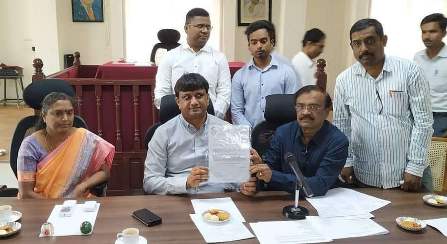 ರಾಷ್ಟ್ರೀಯ ಸಂಪನ್ಮೂಲ ಕೇಂದ್ರವು ಎಸ್ಎನ್ಆರ್ ಜಿಲ್ಲಾ ಆಸ್ಪತ್ರೆಗೆ ರಾಷ್ಟ್ರೀಯ ಗುಣಮಟ್ಟ ಖಾತ್ರಿ ಯೋಜನೆ ಮಾನ್ಯತೆ ನೀಡಿರುವ ಸಂಬಂಧ ಜಿಲ್ಲಾಧಿಕಾರಿ ಜೆ.ಮಂಜುನಾಥ್ ಕೋಲಾರದಲ್ಲಿ ಮಂಗಳವಾರ ಪ್ರಮಾಣಪತ್ರ ಪ್ರದರ್ಶಿಸಿದರು.