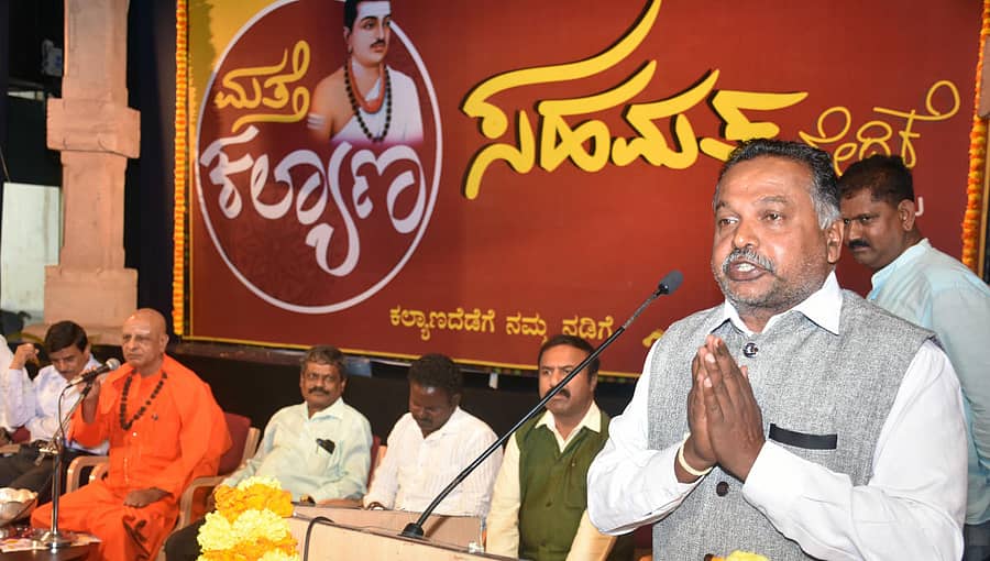 ಮೈಸೂರಿನಲ್ಲಿ ಮಂಗಳವಾರ ನಡೆದ ಮತ್ತೆ ಕಲ್ಯಾಣ ಕಾರ್ಯಕ್ರಮದಲ್ಲಿ ಮಾಜಿ ಮೇಯರ್ ಪುರುಷೋತ್ತಮ್‌ ಮೀಸಲಾತಿ ಬಗ್ಗೆ ನಿಲುವು ಸ್ಪಷ್ಟಪಡಿಸುವಂತೆ ಸಾಣೇಹಳ್ಳಿಯ ತರಳಬಾಳು ಶಾಖಾ ಮಠದ ಪಂಡಿತಾರಾಧ್ಯ ಶಿವಾಚಾರ್ಯ ಸ್ವಾಮೀಜಿ ಅವರಿಗೆ ವೇದಿಕೆಯಲ್ಲೇ ಮನವಿ ಸಲ್ಲಿಸಿದರು