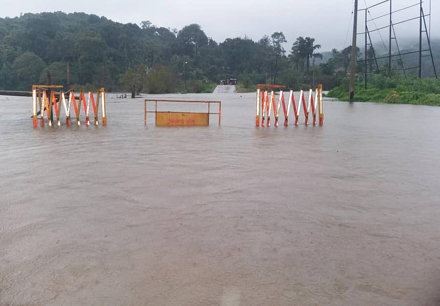 ಕೊಡಗಿನಲ್ಲಿ ಧಾರಾಕಾರ ಮಳೆಯಾಗುತ್ತಿದ್ದು ಭಾಗಮಂಡಲ– ನಾಪೋಕ್ಲು ರಸ್ತೆಯ ಮೇಲೆ ಹರಿಯುತ್ತಿರುವ ಕಾವೇರಿ ನೀರು