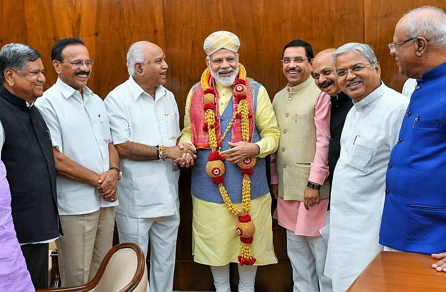 ಮುಖ್ಯಮಂತ್ರಿ ಬಿ.ಎಸ್‌.ಯಡಿಯೂರಪ್ಪ ಅವರು ಪ್ರಧಾನಿ ನರೇಂದ್ರ ಮೋದಿಯವರನ್ನು ಮಂಗಳವಾರ ಅಭಿನಂದಿಸಿದರು. ಶಾಸಕ ಜಗದೀಶ ಶೆಟ್ಟರ, ಸಚಿವರಾದ ಡಿ.ವಿ.ಸದಾನಂದಗೌಡ, ಪ್ರಹ್ಲಾದ ಜೋಶಿ, ಶಾಸಕರಾದ ಬಸವರಾಜ ಬೊಮ್ಮಾಯಿ, ಗೋವಿಂದ ಕಾರಜೋಳ, ಸಂಸದ ಜಿ.ಎಂ.ಸಿದ್ದೇಶ್ವರ ಇದ್ದರು