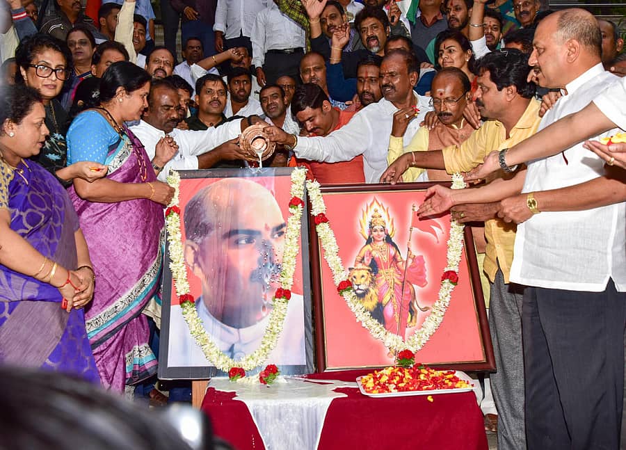 ವಿಧಾನಪರಿಷತ್ ಸದಸ್ಯ ಎನ್.ರವಿಕುಮಾರ್ ಅವರ ನೇತೃತ್ವದಲ್ಲಿ ಮಲ್ಲೇಶ್ವರದ ಬಿಜೆಪಿ ಕಚೇರಿಯಲ್ಲಿ ಶಾಮ ಪ್ರಸಾದ್ ಮುಖರ್ಜಿ ಭಾವಚಿತ್ರಕ್ಕೆ ಹಾಲೆರೆದು ಸಂಭ್ರಮಿಸಿದರು. ಅಲ್ಪಸಂಖ್ಯಾತ ಮೋರ್ಚಾದ ಅಧ್ಯಕ್ಷ ಅಬ್ದುಲ್ ಅಜೀಮ್ ಮುಂತಾದವರು ಇದ್ದರು.