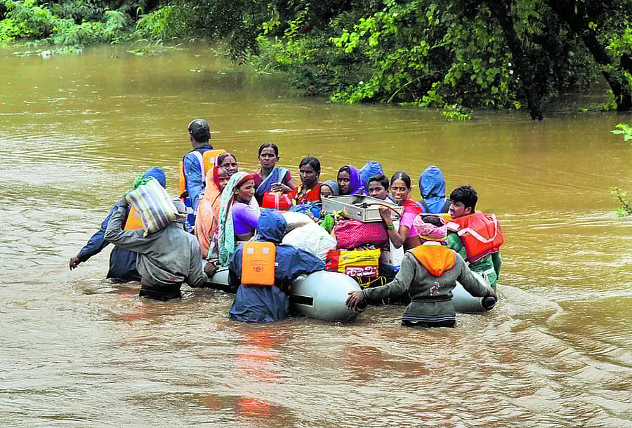ಬೆಳಗಾವಿ ಜಿಲ್ಲೆಯ ಅಥಣಿ ತಾಲ್ಲೂಕಿನ ನಾಯಿಕ ತೋಟ ಕೃಷ್ಣಾ ನದಿ ನೀರಿನಿಂದ ಸುತ್ತುವರಿದಿರುವುದರಿಂದ ಅಲ್ಲಿನ ಜನರನ್ನು ತೀರ್ಥ ಗ್ರಾಮದಲ್ಲಿ ಆರಂಭಿಸಿರುವ ಗಂಜಿ ಕೇಂದ್ರಕ್ಕೆ ಬಲೂನು ಬೋಟ್‌ನಲ್ಲಿ ಎಸ್‌ಡಿಆರ್‌ಎಫ್‌ ಸಿಬ್ಬಂದಿ ಕರೆದೊಯ್ದರು ಪ್ರಜಾವಾಣಿ ಚಿತ್ರ: ತಾಜುದ್ದೀನ್ ಆಜಾದ್