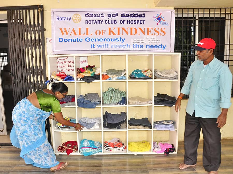 ರೋಟರಿ ಕ್ಲಬ್ ನಿರ್ಮಿಸಿರುವ ‘ವಾಲ್ ಆಫ್ ಕೈಂಡ್ನೆಸ್’ ಪೆಟ್ಟಿಗೆಗಳಲ್ಲಿ ಜನ ಬಟ್ಟೆಗಳನ್ನು ಇಡುತ್ತಿರುವುದು–ಪ್ರಜಾವಾಣಿ ಚಿತ್ರ